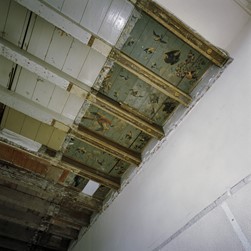<p>Het vogeltjesplafond in de oorspronkelijke gang van Keizersgracht 530 is stilistisch te dateren tussen 1660-1680. [RCE 516.217]</p>
